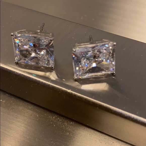 Beautiful princess cut 10 carat studs - Picture 4 of 4